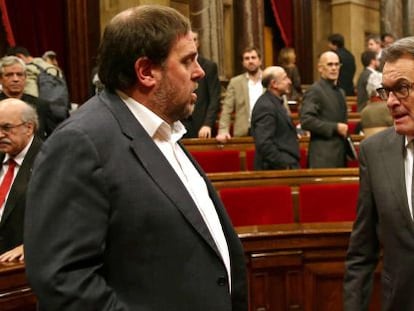 El presidente de la Generalitat en funciones, Artur Mas, y el diputado de Junts pel Si y presidente de ERC, Oriol Junqueras.