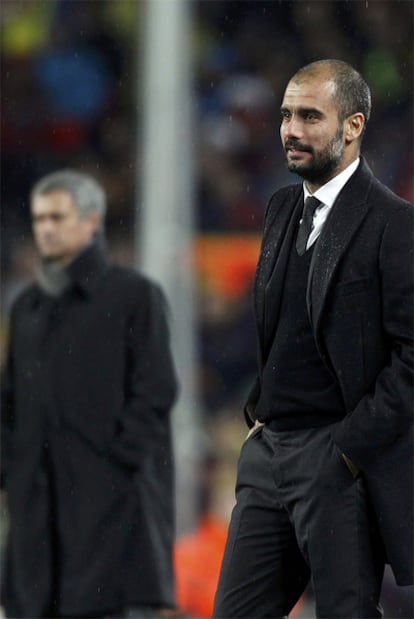 Guardiola, con Mourinho en segundo término, durante el partido.