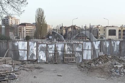 Una barricada en el puente principal de Mitrovica, en el lado serbio. El puente fue cerrado al tráfico desde unos incidentes violentos ocurridos hace unos años y todavía no ha vuelto a abrirse. Ese puente marca la frontera entre serbios y albaneses