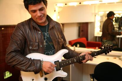 Alejandro Sanz, en entrevista en su camerino de la plaza de toros La Cubierta de Leganés (Madrid), en febrero de 2007.