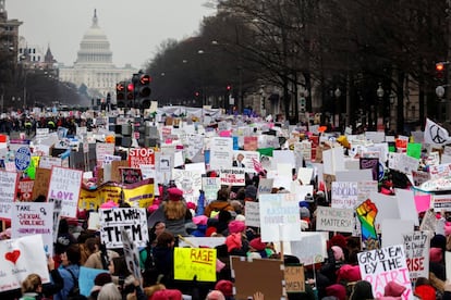 Miles de manifestantes participan en Estados Unidos en defensa de los derechos de las mujeres y contra el gobierno de Donald Trump, aunque esta tercera edición de la Marcha de las Mujeres está marcada por divisiones ante acusaciones de antisemitismo. En la imagen, la Marcha de las Mujeres en Washington.