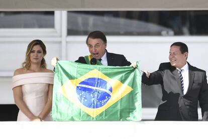 Bolsonaro exhibe la bandera durante su toma de posesión.