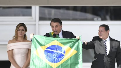 Bolsonaro exhibe la bandera durante su toma de posesión.