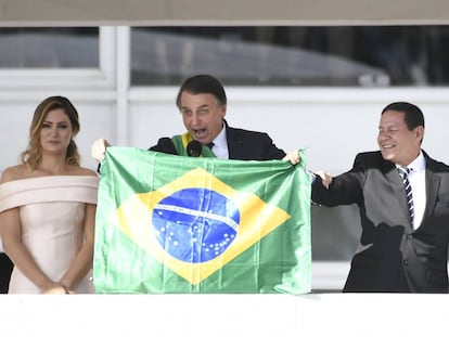 Bolsonaro exhibe la bandera durante su toma de posesión.