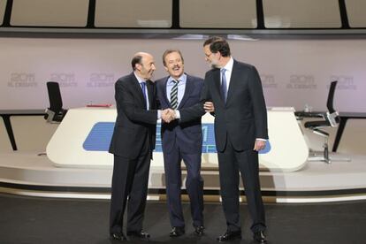 Alfredo Pérez Rubalcaba junto a Manuel Campo Vidal y Mariano Rajoy