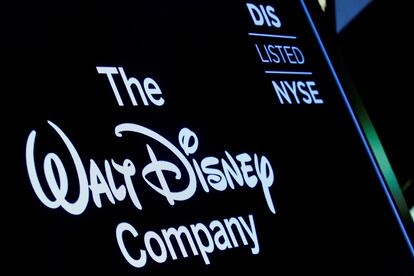 Imagen de archivo del logo de The Walt Disney Company en la Bolsa de Nueva York.