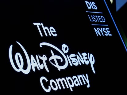 Una pantalla muestra el logotipo y un símbolo de cotización de The Walt Disney Company en el piso de la Bolsa de Valores de Nueva York.