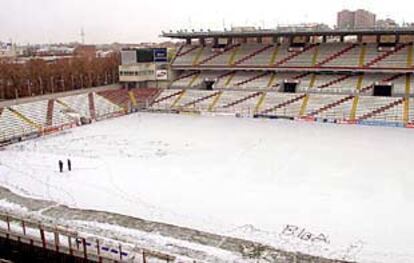 La nieve sobre el césped de Vallecas obligó a la suspensión del Rayo-Alavés.