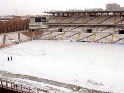 La nieve sobre el césped de Vallecas obligó a la suspensión del Rayo-Alavés.