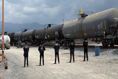 Autoridades mexicanas, aseguraron cerca de 2 millones de litros de hidrocarburo, en Coahuila.