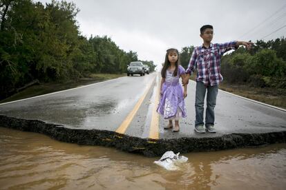 Corte en una carretera de Driftwood tras un fuerte temporal en Texas.