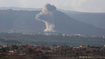 Una columna de humo se eleva sobre una zona del sur de Líbano tras un ataque israelí este domingo.