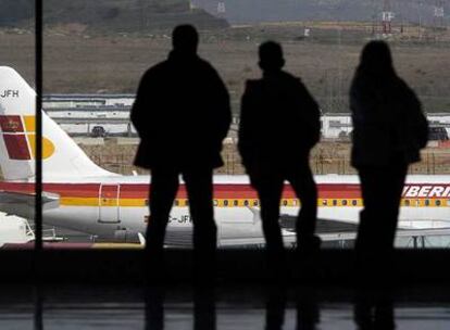 Las compañías españolas, en la imagen un avión de Iberia, tienen que competir con las aerolíneas extranjeras de bajo coste y con el AVE.