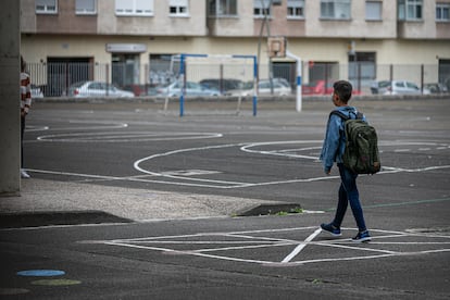 Un niño en el patio de un colegio de Vitoria en septiembre.