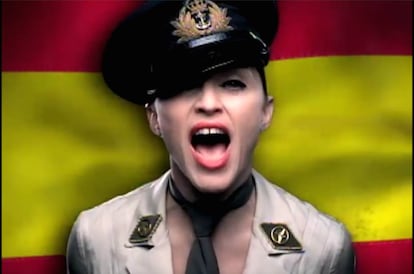 Madonna, vestida de militar y con la bandera de España al fondo, en el vídeo de la canción 'American life'.