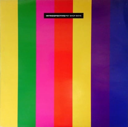 <p>"La de <em>Introspective</em> (1988) es la portada más icónica de Pet Shop Boys y de <a href="http://www.farrowdesign.com/" rel="nofollow" target="_blank">Mark Farrow</a>, su diseñador", destaca Manuel Sánchez, guitarrista del grupo Los Punsetes, que forma junto a Ariadna Paniagua, Jorge García y Chema González. "Es una portada que apuesta por la frialdad y el diseño minimalista en los años 80, cuando lo que se llevaba era todo lo contrario. Esa portada llamará la atención siempre, sea cual sea la moda. La perfección y sencillez del concepto no fallan".</p>