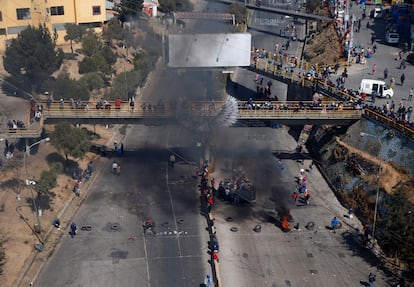 Vista aérea dos protestos em El Alto, na periferia de La Paz, na Bolívia, neste domingo.