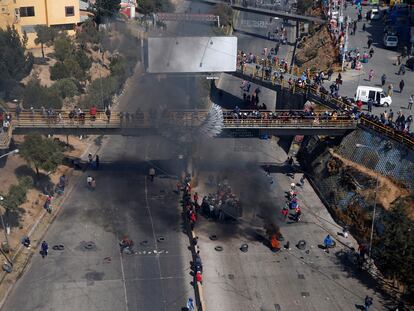 Vista aérea dos protestos em El Alto, na periferia de La Paz, na Bolívia, neste domingo.