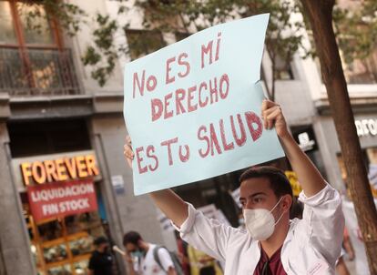 Los residentes del sistema sanitario madrileño reclaman una mejora de sus condiciones laborales y formativas y recuerdan que sus "derechos son también y sobre todo los de una sanidad pública de calidad para los pacientes". 