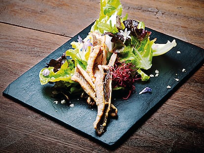 Ensalada tibia de pescado de roca escabechado con verduras del huerto, flores silvestres y hierbas del campo