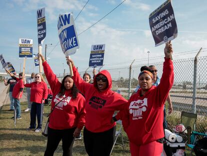 Integrantes del sindicato UAW se manifiestan afuera de la planta de Stellantis Jeep en Toledo (Ohio), este domingo.