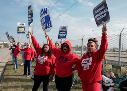 Striking United Auto Workers members picket outside the Stellantis Jeep Plant in Toledo, Ohio, U.S. September 17, 2023.