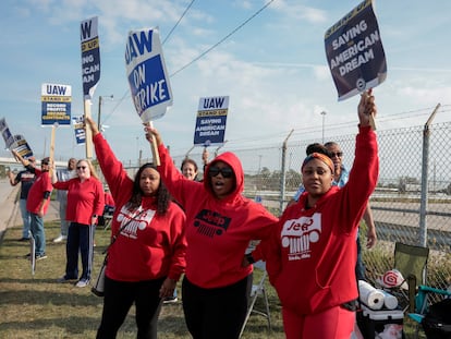 Integrantes del sindicato UAW se manifiestan afuera de la planta de Stellantis Jeep en Toledo (Ohio), este domingo.