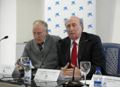 El presidente de la Fundación Santa María la Real, José María Pérez Peridis (d), ha presentado hoy en Palencia las nuevas Lanzaderas de Empleo, un nuevo modelo de fomento del empleo que exportarán a buena parte de la geografía española, con una decena de nuevas iniciativas que se pondrán en marcha este año en Cantabria, Madrid, Cataluña, la Comunidad Valenciana, La Rioja y Andalucía.