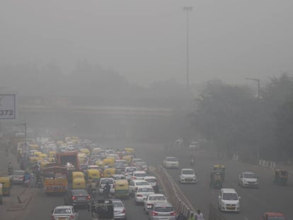 Nube tóxica de aire contaminado en Nueva Delhi, este domingo.