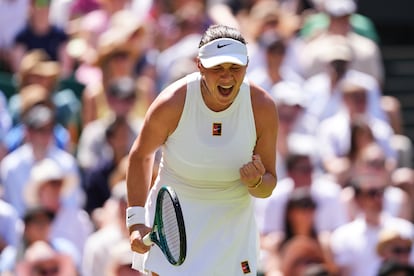 Anisimova celebra un punto contra Sabalenka.