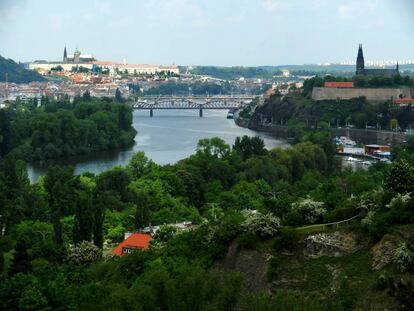 Vista de Praga desde lo alto de la colina de Vyšehrad.