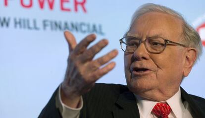 Warren Buffett durante palestra no Salão do Automóvel de NY, na terça-feira.