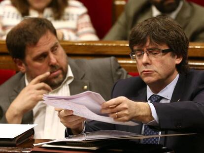 Carles Puigdemont (d) y Oriol Junqueras, en el Parlament. 