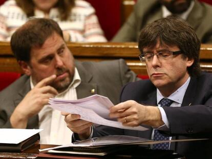 Carles Puigdemont (d) y Oriol Junqueras, en el Parlament. 