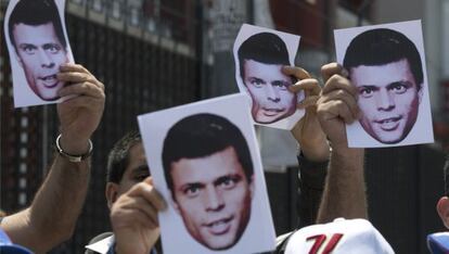 Protesta frente a la Embajada venezolana en Lima.