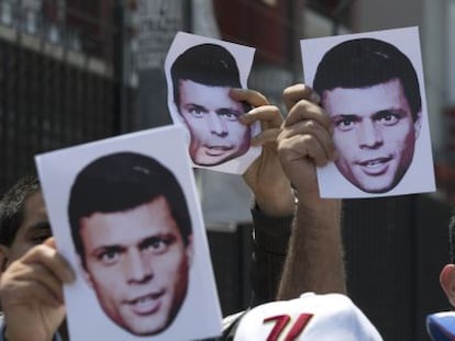 Protesta frente a la Embajada venezolana en Lima.