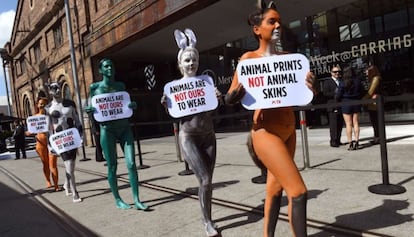 Activistas de PETA piden porque se abandone el uso de pieles utilizadas por algunos diseñadores, en Sidney (Australia).
