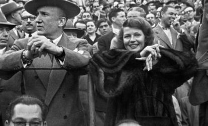 Sevilla, 29 de noviembre de 1950. La actriz norteamericana Rita Hayworth, acompañada por el conde de Villapadierna (i), durante un festival taurino en la plaza de toros de la Maestranza.