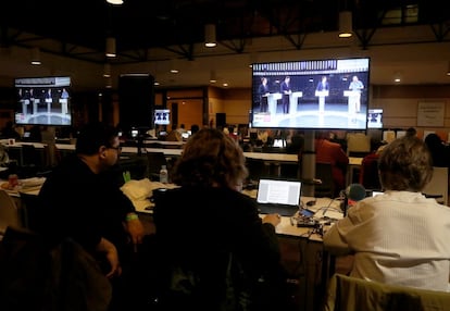 Los periodistas acreditados siguen el debate de RTVE desde la sala de prensa.