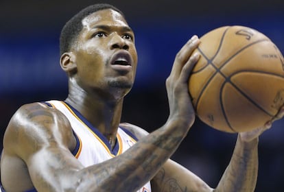 DeAndre Liggins de los Oklahoma City guardia tira durante el partido de la NBA frente a los Golden State Warriors en Oklahoma City. Liggins ha firmado un contrato de 10 días con los Miami Heat.