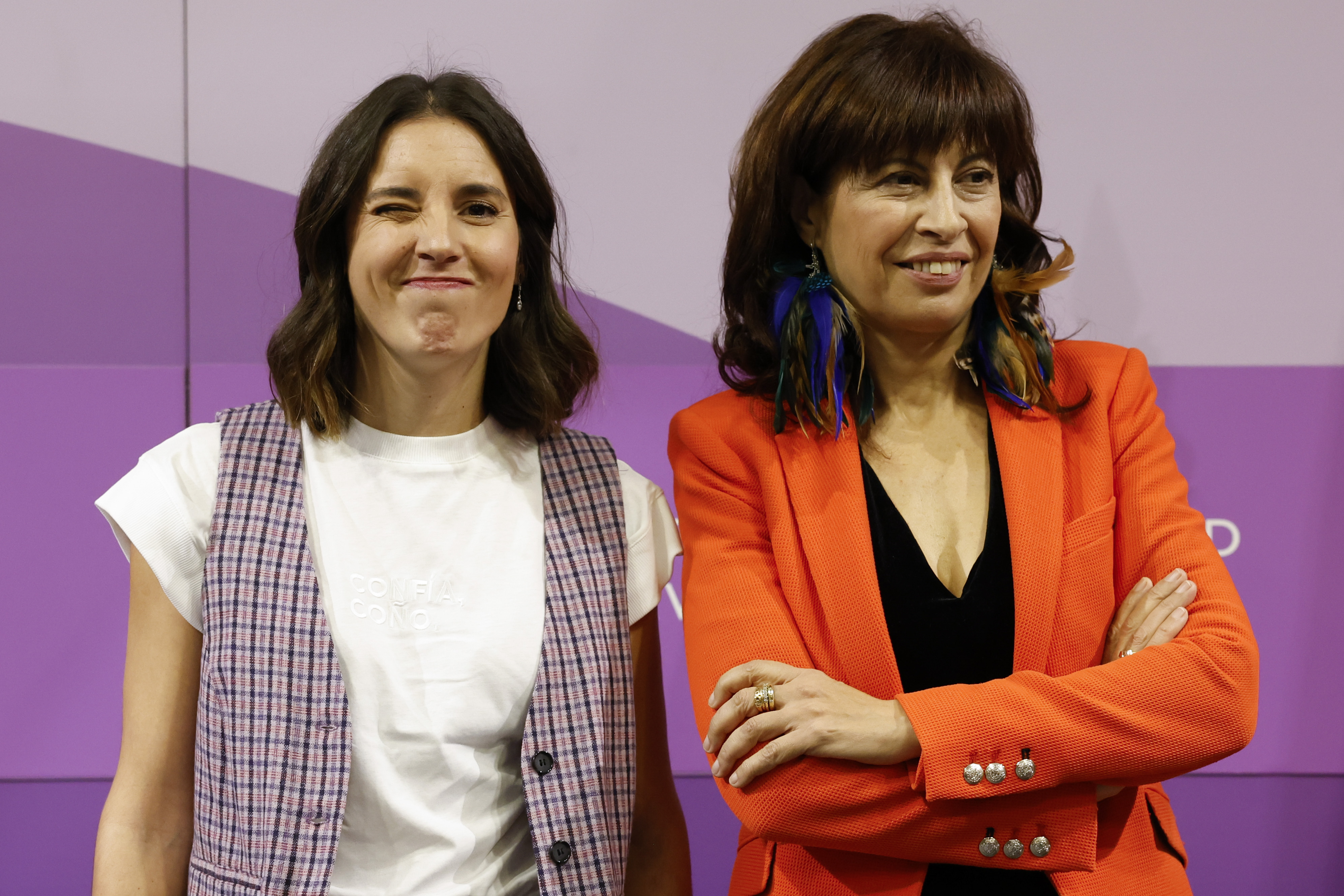 La nueva ministra de Igualdad, Ana Redondo (derecha), antes de recibir la cartera del Ministerio de manos de su antecesora, Irene Montero, este martes en Madrid.