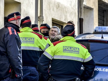 Jordi Magentí, aquest matí, envoltat d'agents dels Mossos.