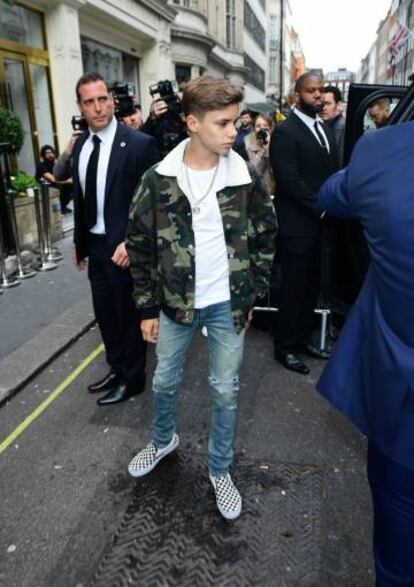 Romeo Beckham después de haber asistido al desfile de su madre en Londres.