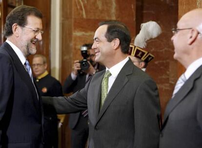 Mariano Rajoy con el presidente de la Cámara Alta, José Bono y el presidente del Senado, Javier Rojo.