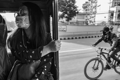 Una chica en un 'tuk-tuk' y un ciclista usan mascarilla en las calles. El director del Consejo Nacional de Salud, Khem Karki, explicó a Efe en 2017 que el aire contaminado "causa más del 30 % de las enfermedades respiratorias” y que aunque durante la temporada de lluvias de ese año los niveles de polución se relajaron, en la temporada seca estos fueron “extremadamente altos”. Según un informe del Departamento de Medioambiente nepalí (DoE) publicado en 2017, las emisiones de los vehículos contribuyen en un 38% a la contaminación del aire, mientras que un 25% provienen del polvo en suspensión en las carreteras.