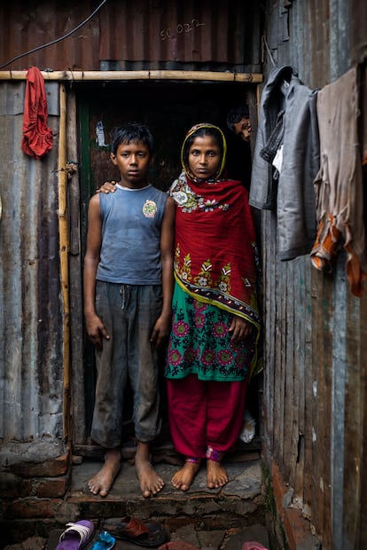 Emon con su madre, Shukhi Begum, en la puerta de la chabola de chapa, de unos 15 metros cuadrados, en la que viva en 2015.