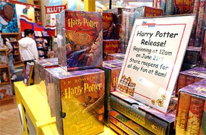 Libros de Harry Potter en un local de Nueva York, donde se anuncia la quinta entrega para esta noche.