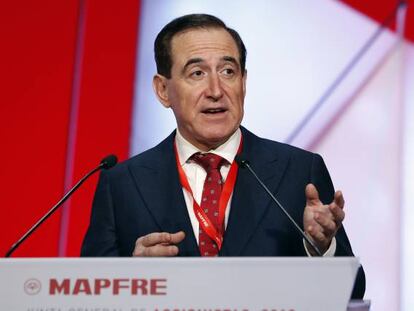 Antonio Huertas interviene durante la junta de accionistas de Mapfre