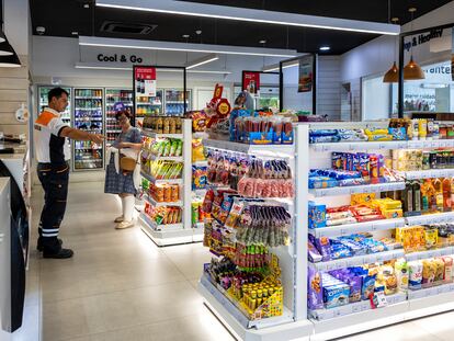 Varios productos, expuestos en la tienda de una gasolinera en la calle de Concha Espina (Madrid).