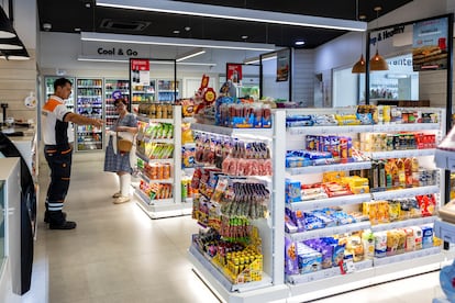 Varios productos, expuestos en la tienda de una gasolinera en la calle de Concha Espina (Madrid).